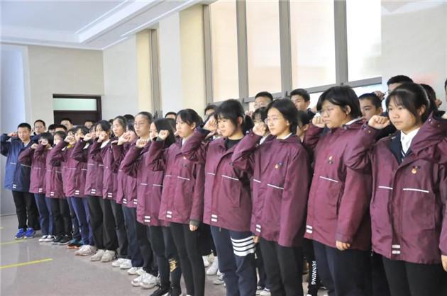 经常欺负我的男同事调广州了，他今天和我说他今天就走了，我回他一句：走了才好呢！